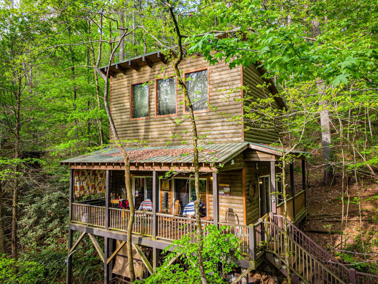 THE TREEHOUSE at Bear Creek Lodge and Cabins in Helen Ga
Hot Tub 
2 Queen/1 Twin
Sleeps 5