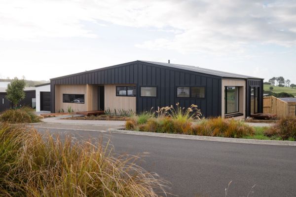 Modern house with black and wooden exterior.