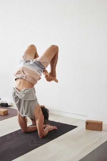 postura invertida de yoga