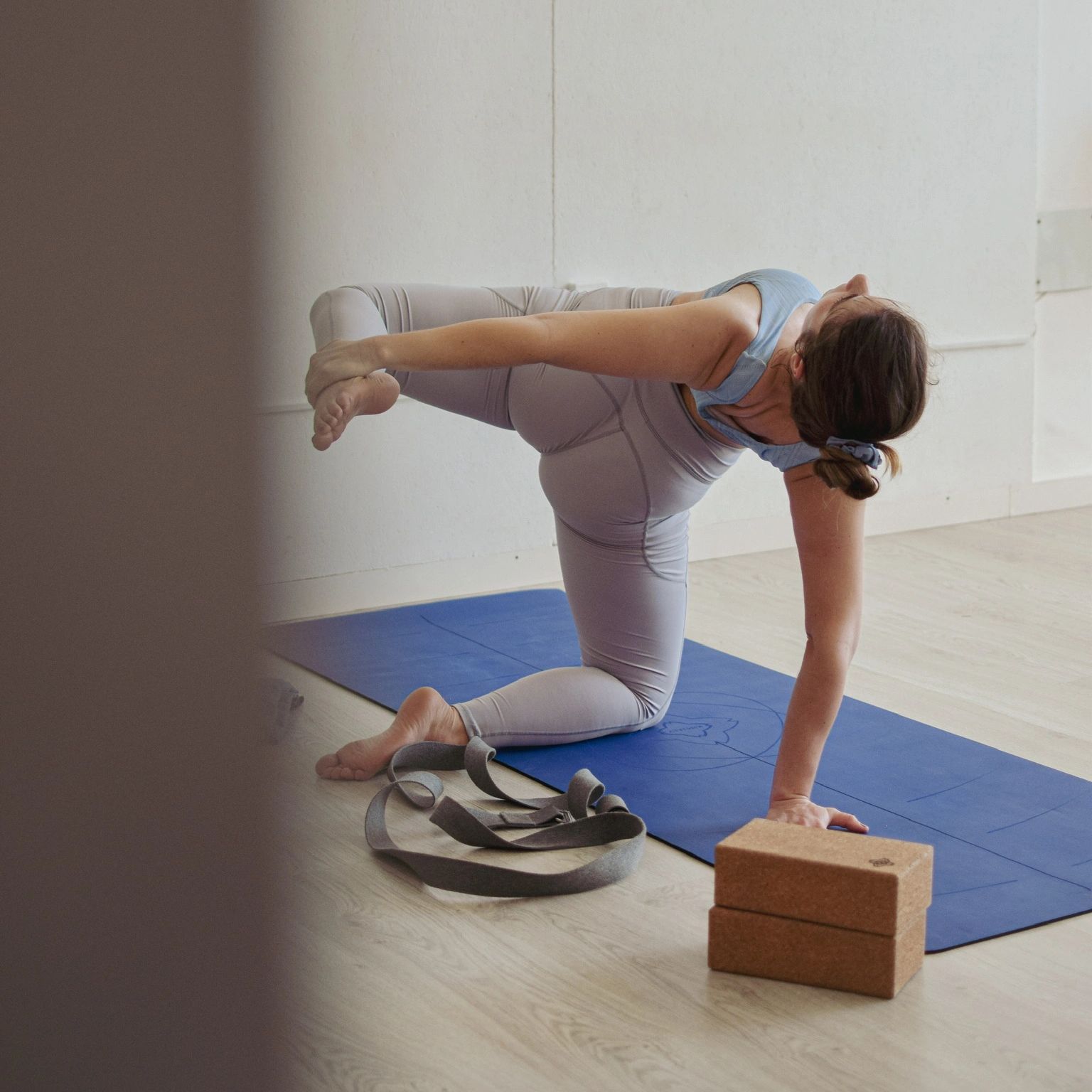alumna practicando arqueos en su clase de vinyasa yoga