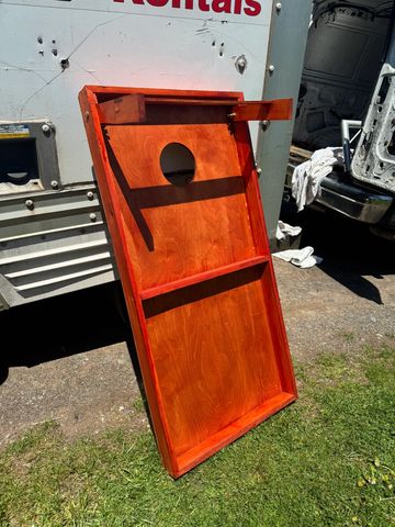 Wood corn hole. Includes set if bags. 