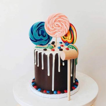 Lollipop Pinata Smash Cake filled with Chocolate & Candy