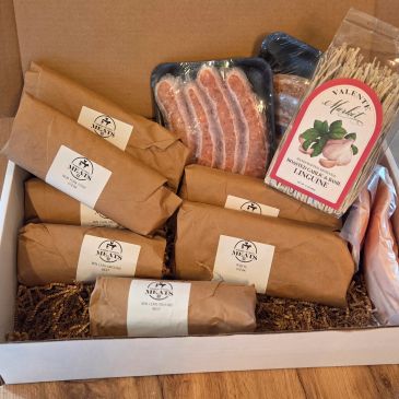 A gourmet meat gift box with sausages and seasoned garlic.