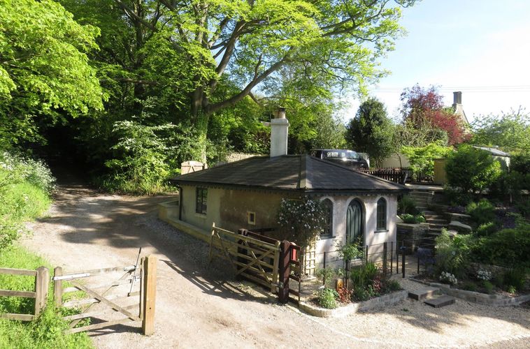 Gatekeepers Lodge Unique self catering accommodation at Dyrham Park near Bath in the Cotswolds 