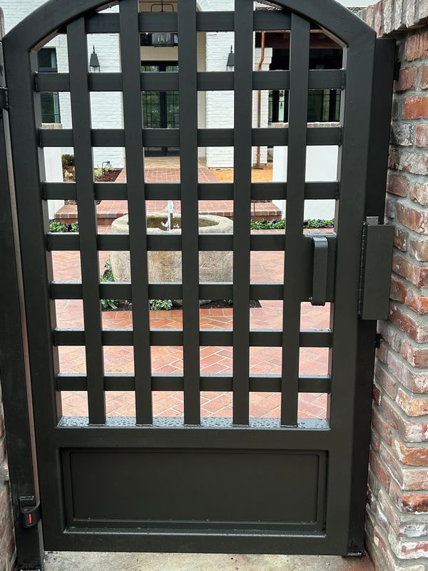 Lattice gate with self closing hinges 