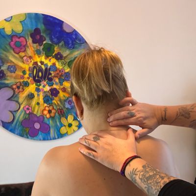 reboutement des cervicales, les mains posées sur le cou.