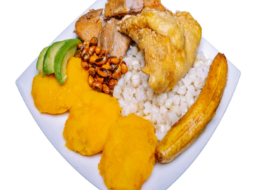 Plato típico con pollo, arroz y plátano frito.