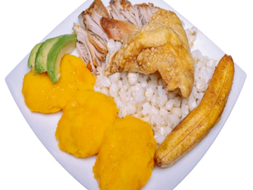 Plato con pollo, mote, plátano, aguacate y puré de zapallo.