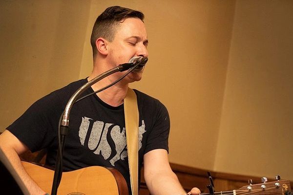 Frank Bisciotti live and acoustic|image courtesy of Mediafox Productions