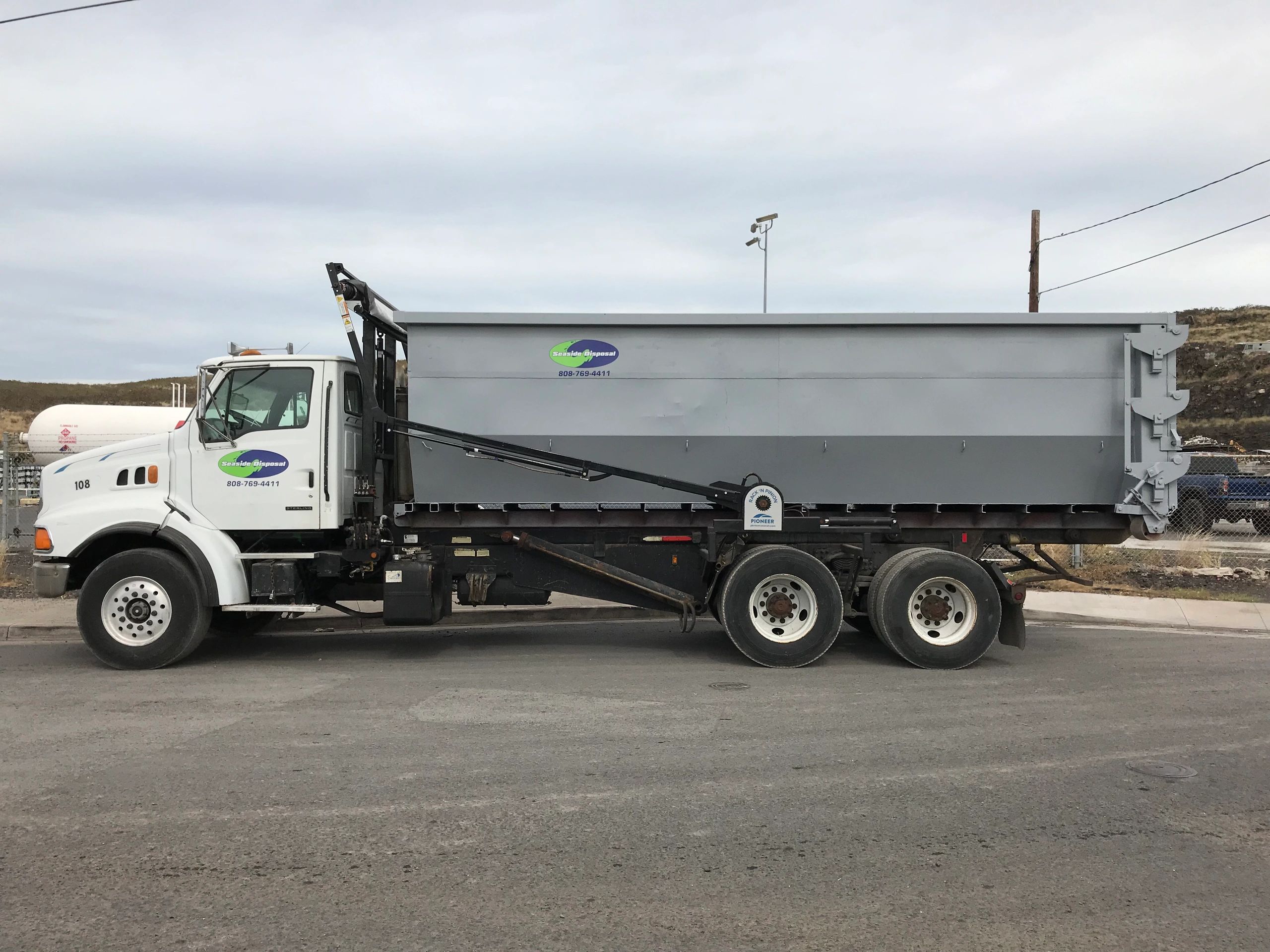 seaside disposal 30 yard roll off service delivers on-site bins to your work sites in West Hawaii