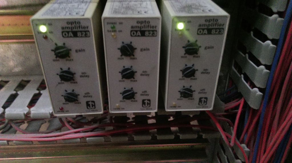 Quick adjustment to photocell amplifiers to help reducing rate the conveyor stop/start and wear.