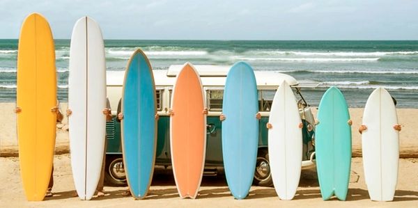 Um quiver de pranchas de surf, com os mais diversos modelos