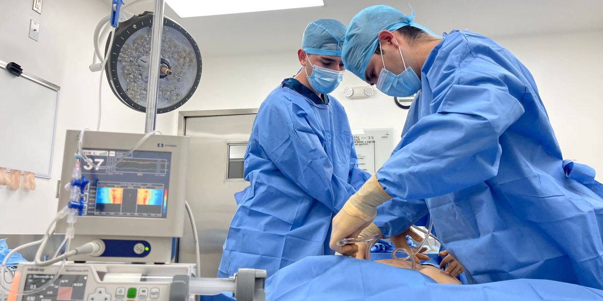 Dos cirujanos operan en un quirófano.