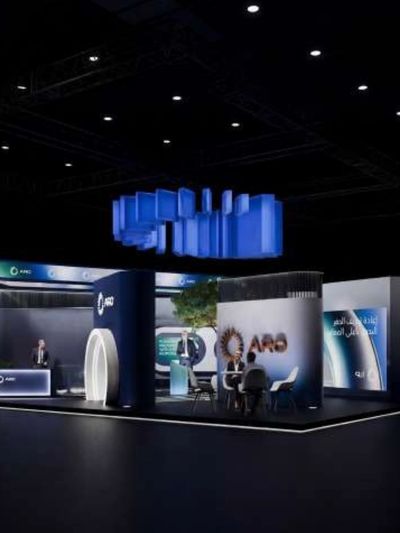 جناح عرض حديث مزود بشاشات LED ولوحات تحمل علامات تجارية وإعداد تصميم ثلاثي الأبعاد للجناح، يمثل أجنحة عرض احترافية مخصصة وشاشات عرض للمعارض التجارية.