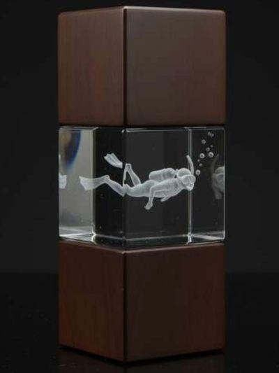 كأس أكريليك مصمم خصيصًا بقاعدة خشبية، يعرض جوائز مصممة حسب الطلب، وقطع جوائز أنيقة، وإنتاج احترافي للكؤوس من قبل شركة رزق للمناسبات.