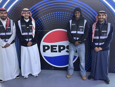 مجموعة من المروجين المحترفين الذين يعملون كسفراء للعلامة التجارية يرتدون الزي الرسمي، ويقفون في كشك يحمل علامة بيبسي التجارية ويمثلون خدمات الضيافة في الفعاليات والتفاعل مع الضيوف.