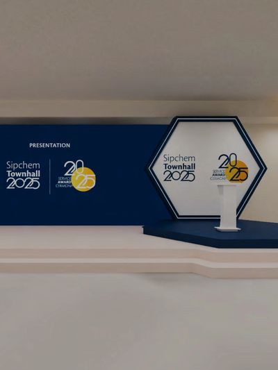 تجهيزات مسرح قاعة مدينة سيبكيم 2025 التي تتميز بعناصر هيكلية تحمل علامات تجارية وتصميم حديث للفعاليات.