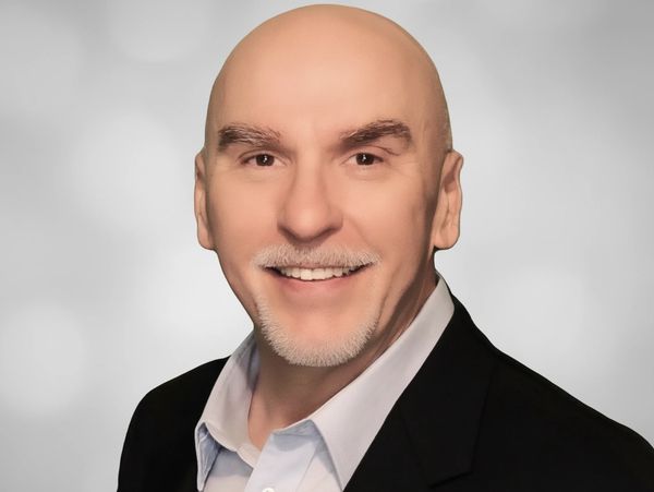 Head shot image of Julius Csizmazia, Strategic Execution Architect of UNLEARN Leadership.