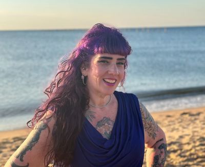A picture of Rachel, the owner and main therapist of Live Body Brave, at the beach. 