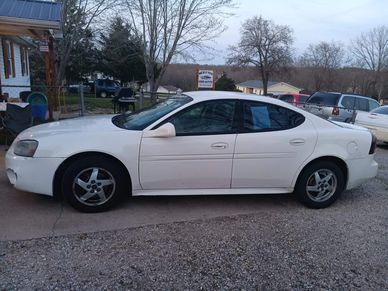white 2005 Pontiac Grand Prix