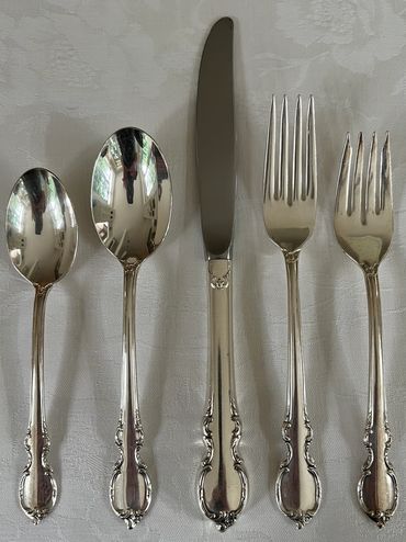 teaspoon - 7
soup spoon  - 8
large spoon - 1
Knives - 8
forks - 8
dessert forks - 8