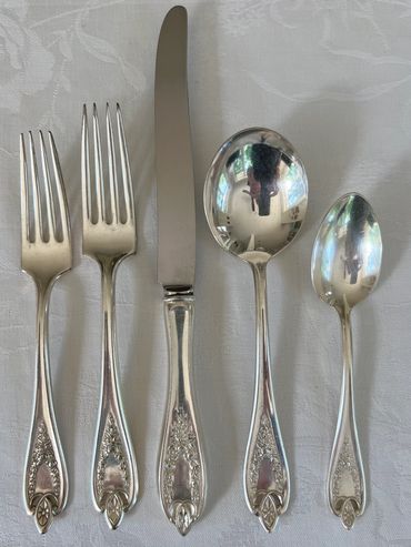 dessert fork  - 2 
fork - 18
knives - 15
soup spoon - 14
tea spoons - 11