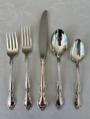 dessert fork - 11       soup spoons - 12
fork - 9
knives - 12
X-large spoon - 3 
teaspoon - 9
sugar 