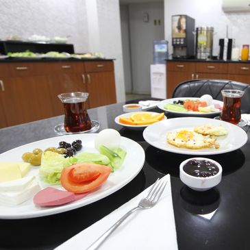 Açık büfe kahvaltımız, misafirlerimize ücretsizdir.