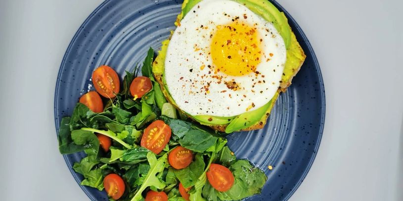 Avo toast con huevo estrellado y nuestra ensalada con aderezo Isabel.