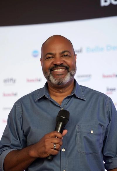 Coach Evins en una de sus conferencias sobre el reto de la educación de la familia hoy.