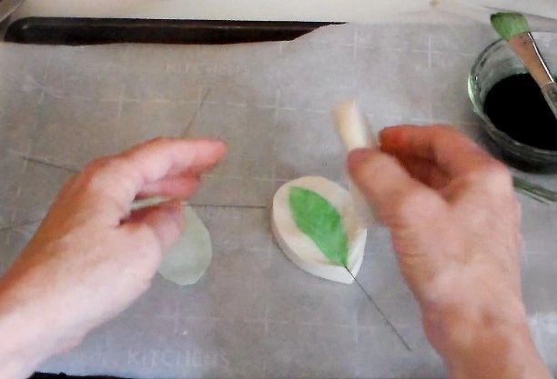 How to make EDIBLE GLUE for my wafer paper flowers? (Only 2 ingredients!) 