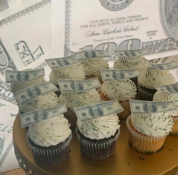 Hundred-Dollar Bill Cakes And Cupcakes