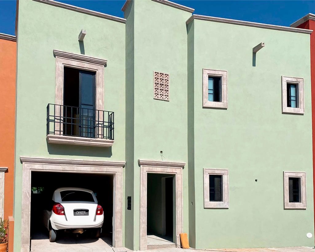 Fachada Principal color verde con ventanas y marcos de cantera, balcón de cantera con Herrería
