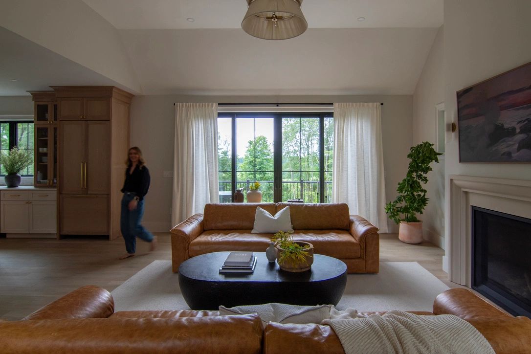 INTERIOR DESIGNER - LIVING ROOM WITH DESIGNER