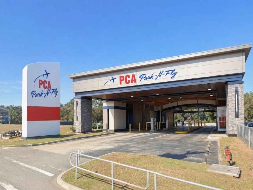 Ingang van PCA Park-N-Fly parkeerservice bij een luchthaven.