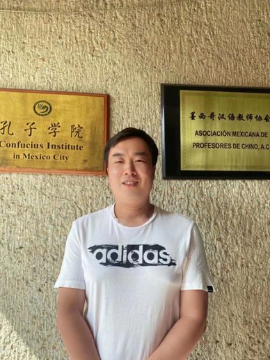 El Sr. Peng Shuai se graduó de la Universidad de Jinan, con especialización en enseñanza de chino pa