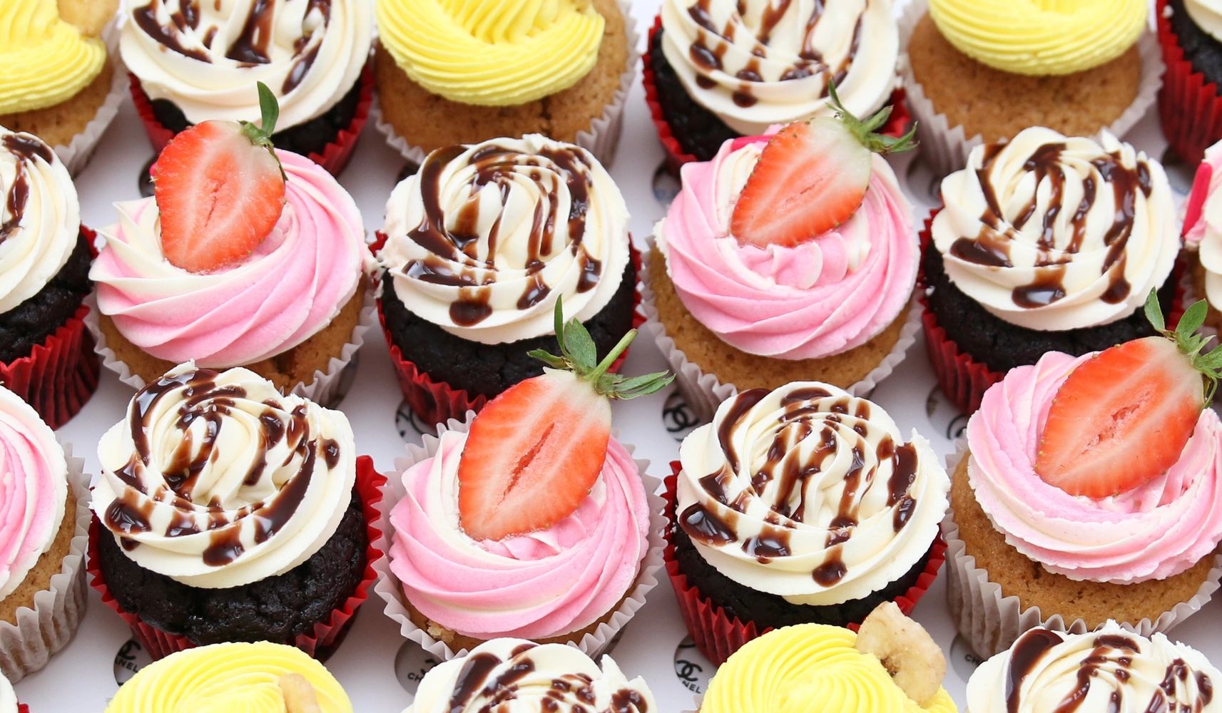 Assorted box of 24 vegan cupcakes 
London vegan glamorous baker 👩🏽‍🍳 