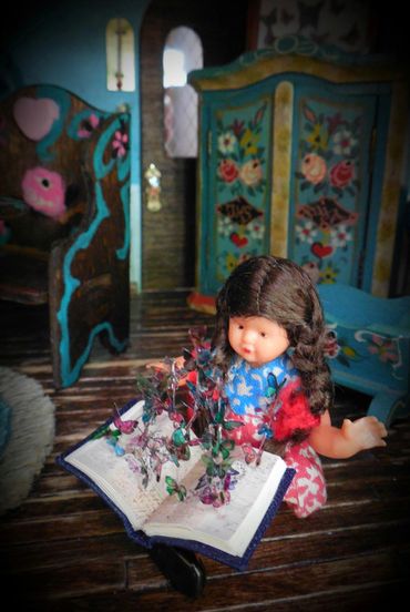 Miniature Bavaria Alpine Spanish Tile RetroMemento Dora Kuhn Dollhouse Greenleaf Kit Ari Tudor Dolls