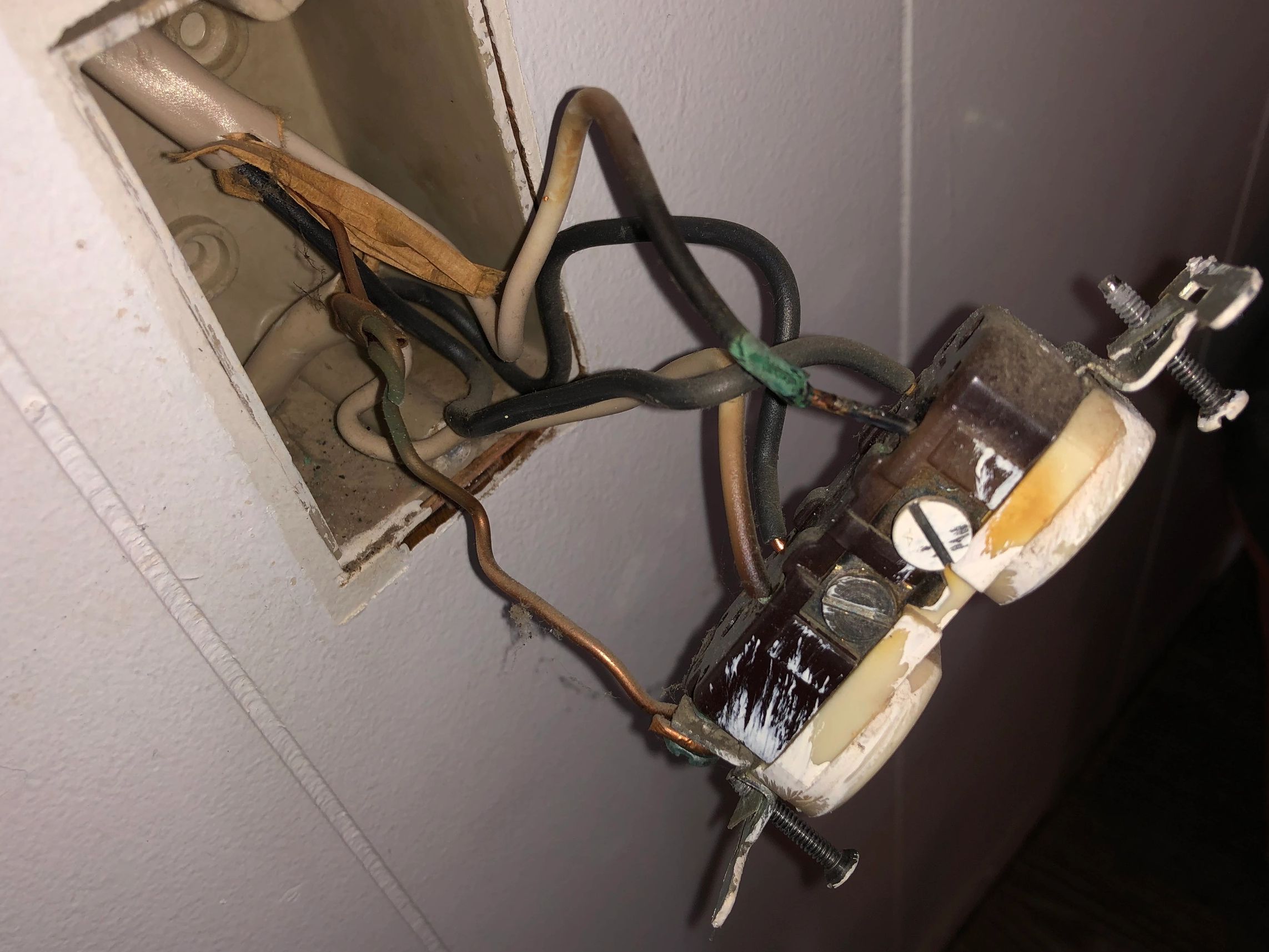 Burning neutral wire caused from poor connection.