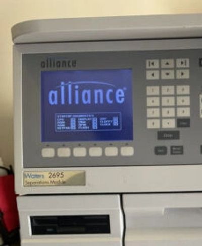 Waters Alliance 2695 HPLC system: Chromatography lab equipment.