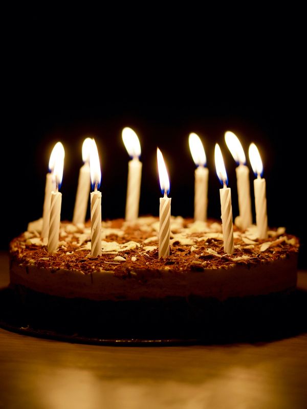 Gâteau d'anniversaire au chocolat recouvert de 10 bougies allumées