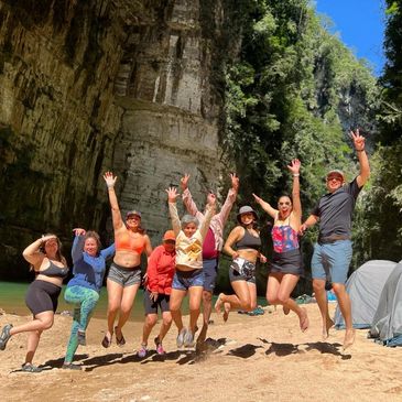 Foto grupal en el arco del tiempo 