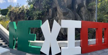 Letras grandes con los colores de la bandera de México.