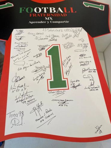 Camiseta firmada de fútbol con el número 1.