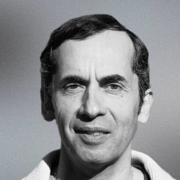 Retrato en blanco y negro de un hombre de mediana edad.