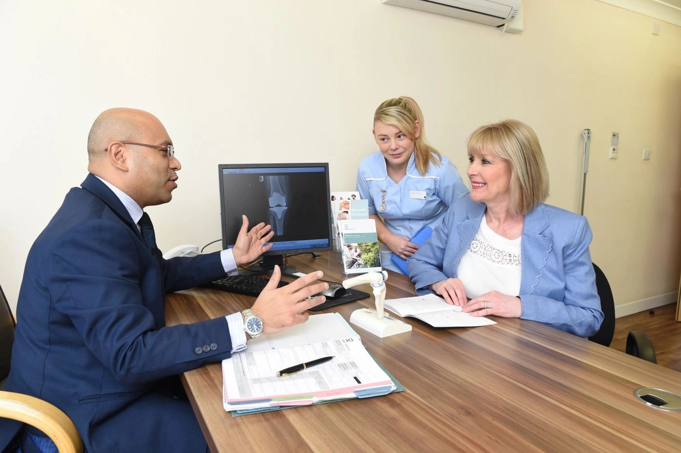 Mr Amit Shah consulting a patient about hip and knee treatment in Blackpool
