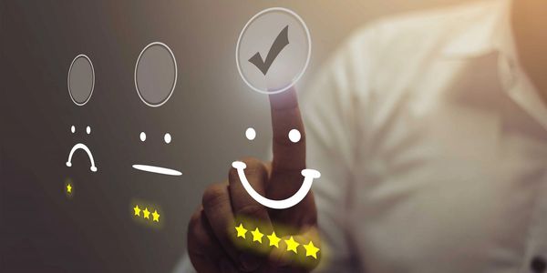cliente satisfeito com internet de qualidade