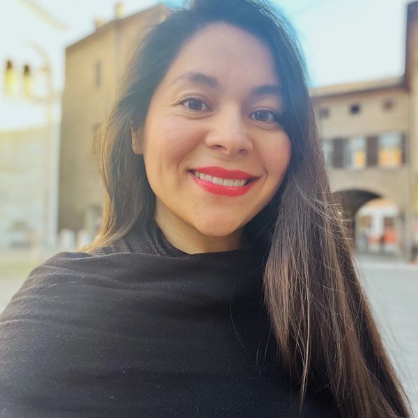 Psychotherapist! Licensed marriage and family therapist. Warm, friendly, professional, empowering, Latina