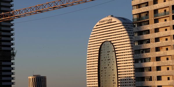 Bild in Batumi, welches an einem unfertigem Bauprojekt vorbei auf das Courtyard zeigt.