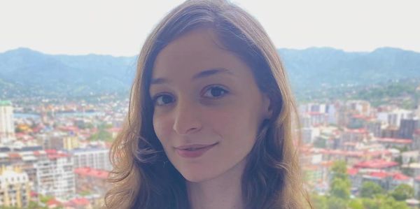 Unsere Übersetzerin, die repräsentativ für unseren Übersetzungsservice in Batumi, Georgien steht.